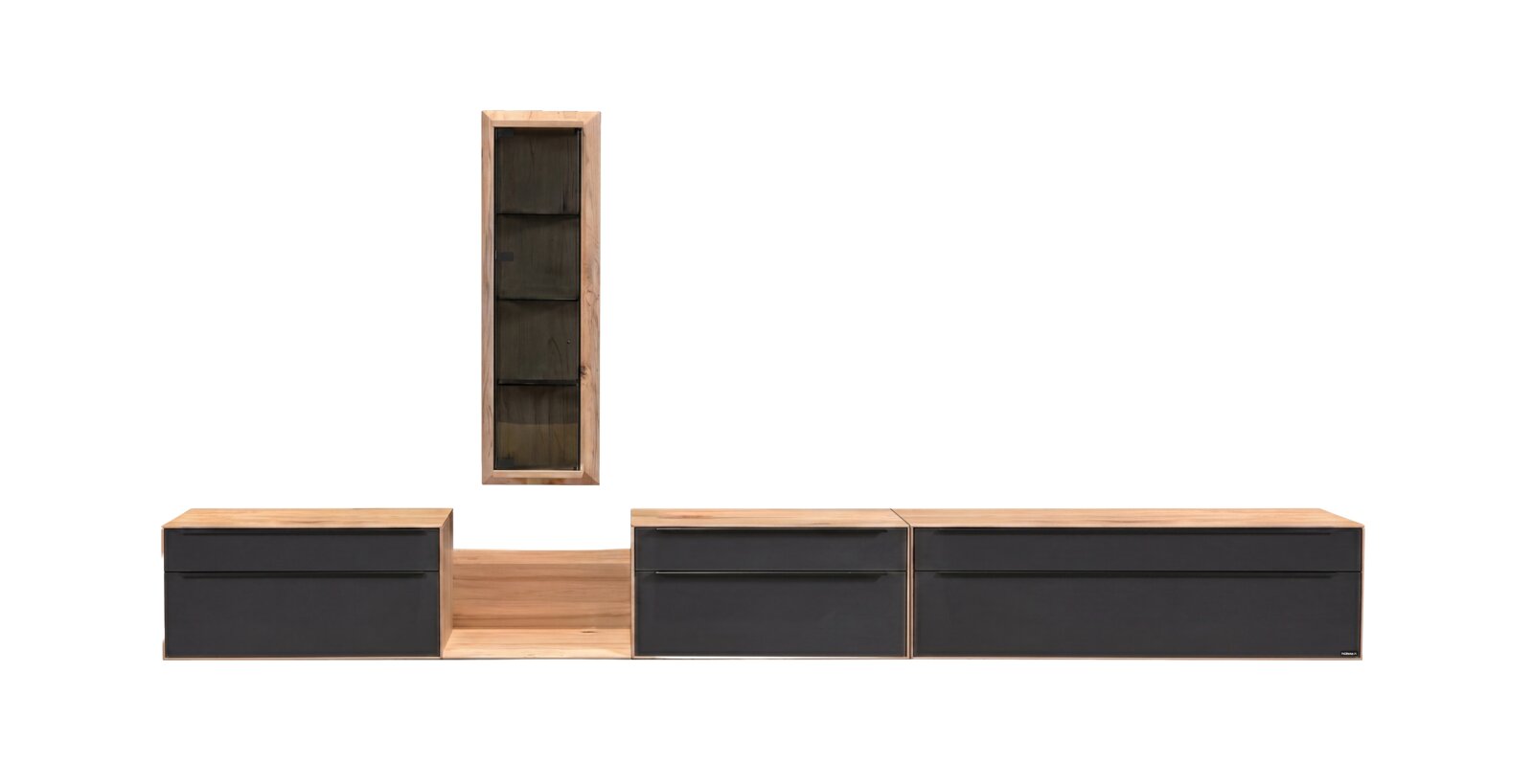 Hülsta Wandkombination MADERA Frontansicht einer modernen Wohnwand: niedriges TV-Lowboard in Anthrazit mit Holzrahmen und offenem Holzfach sowie darüber ein schmaler Hängeschrank mit Glastür und dunklen Einlegeböden