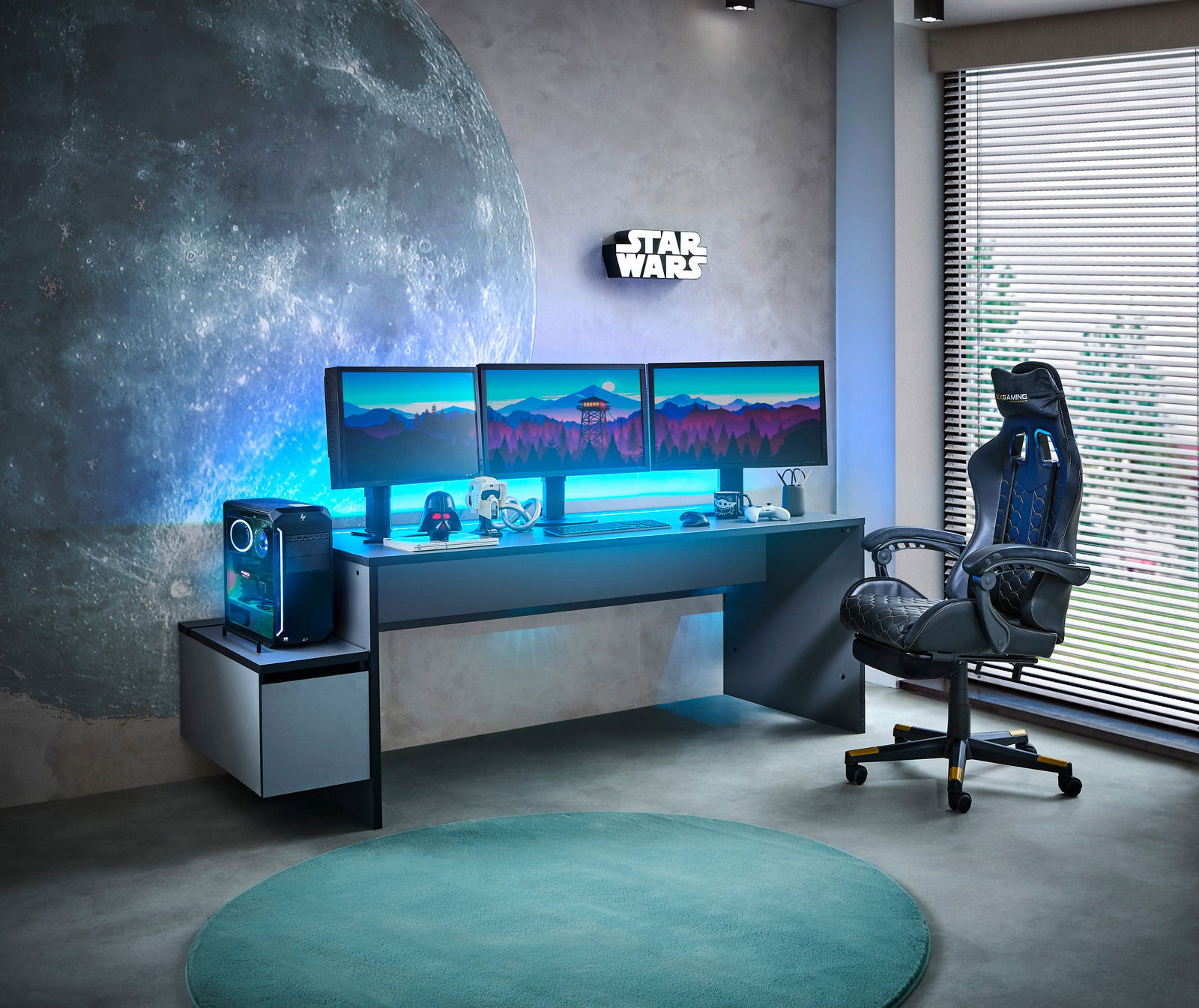 Gaming-Setup mit großem Schreibtisch, drei Monitoren, Gaming-Stuhl und Towerunit, seitliche Perspektive