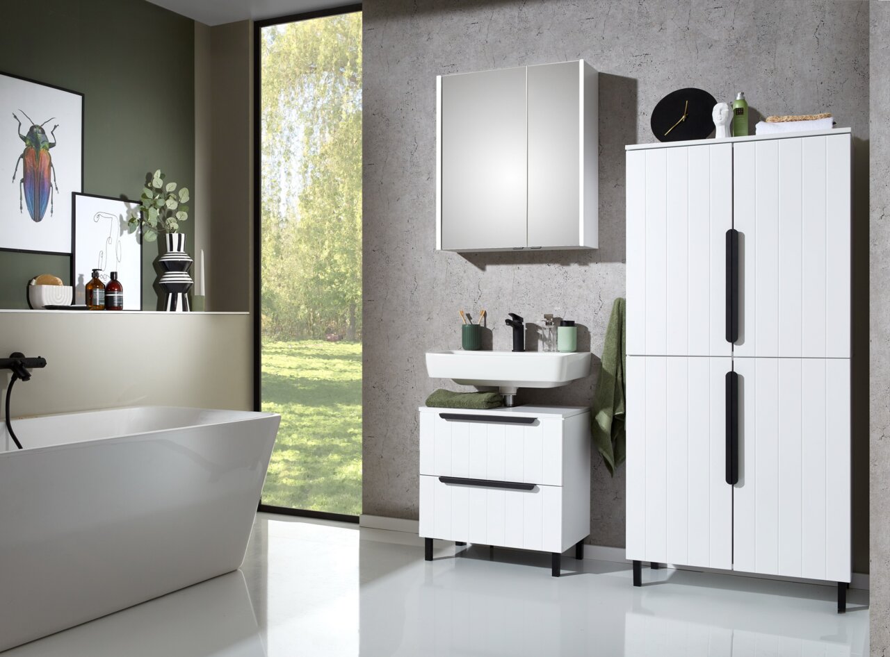 Moderner weißer Midischrank im Badezimmer, frontal betrachtet, neben einem Waschbecken und einem Spiegelschrank.