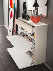 Moderner Hängeschuhschrank mit zwei offenen Klappen, gefüllt mit verschiedenen Schuhen, in einer stilvollen Raumumgebung. Perspektive von schräg oben.