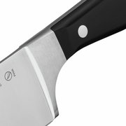 Nahaufnahme eines hochwertigen Küchenmessers mit schwarzem Griff und glänzender Klinge, seitliche Perspektive.