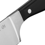 Nahaufnahme eines hochwertigen Küchenmessers mit schwarzem Griff und glänzender Klinge, seitliche Perspektive.
