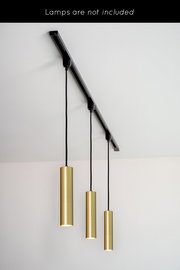 Deckenansicht eines Schienensystems mit drei hängenden, zylinderförmigen, goldfarbenen Lampenfassungen. Lampen sind nicht enthalten.