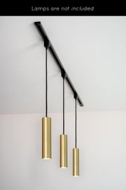 Deckenansicht eines Schienensystems mit drei hängenden, zylinderförmigen, goldfarbenen Lampenfassungen. Lampen sind nicht enthalten.
