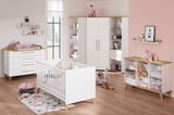 Modernes Kinderzimmer mit weißem Kinderbett aus Holz, umgeben von stilvollen Möbeln in einem hellen Raum mit rosa Akzenten, aus der Perspektive von vorne.