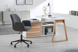 Grauer Drehstuhl mit Armlehnen in einem modernen Büro, seitliche Perspektive