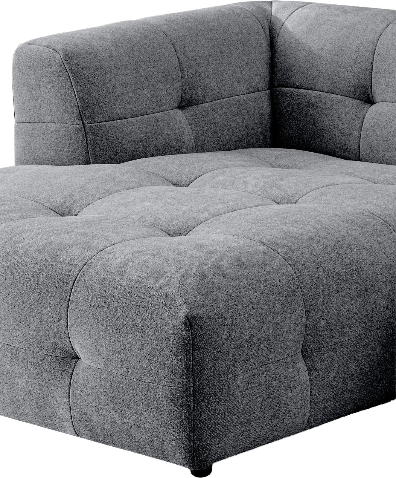 Graues, gepolstertes Ecksofa mit gesteppter Sitzfläche und abgerundeten Armlehnen, Detailansicht aus schräger Vorderperspektive