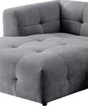 Graues, gepolstertes Ecksofa mit gesteppter Sitzfläche und abgerundeten Armlehnen, Detailansicht aus schräger Vorderperspektive
