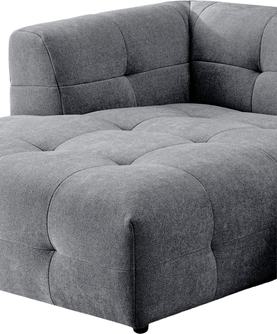Graues, gepolstertes Ecksofa mit gesteppter Sitzfläche und abgerundeten Armlehnen, Detailansicht aus schräger Vorderperspektive