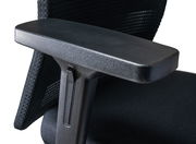 Nahaufnahme eines schwarzen Bürostuhl-Armlehne aus Kunststoff, seitliche Perspektive