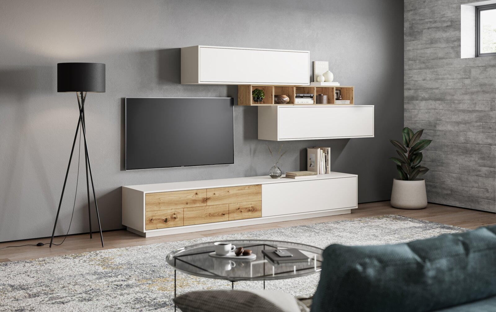Moderne Wohnzimmerwand mit Hängeelementen in Weiß und Holzoptik, Flachbildfernseher, Stehlampe und Dekorationen, seitliche Perspektive