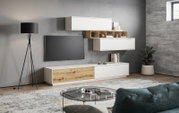 Moderne woonkamerwand met hangende elementen in wit en houtlook, flatscreen-tv, staande lamp en decoraties, zijaanzicht