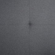 Nahaufnahme eines grauen Stoffbezugs mit quadratischer Steppung, Draufsicht