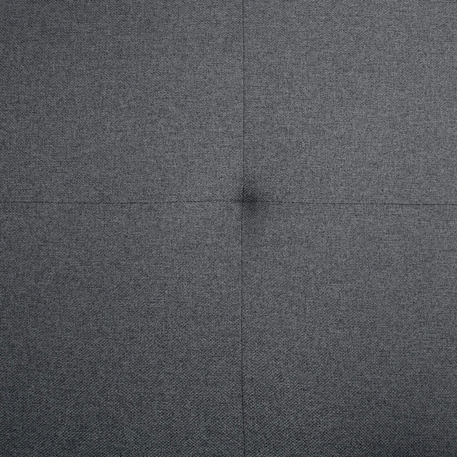 Nahaufnahme eines grauen Stoffbezugs mit quadratischer Steppung, Draufsicht