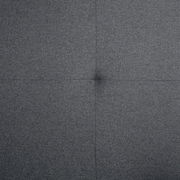 Nahaufnahme eines grauen Stoffbezugs mit quadratischer Steppung, Draufsicht