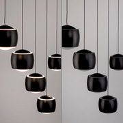 Moderne schwarze Pendelleuchte BALLINI in seitlicher Perspektive, bestehend aus mehreren kugelförmigen Lampenschirmen, die von der Decke hängen.