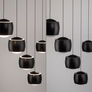 Moderne schwarze Pendelleuchte BALLINI in seitlicher Perspektive, bestehend aus mehreren kugelförmigen Lampenschirmen, die von der Decke hängen.