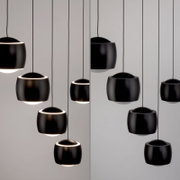 Moderne zwarte hanglamp BALLINI in zijaanzicht, bestaande uit meerdere bolvormige lampenkappen die aan het plafond hangen.