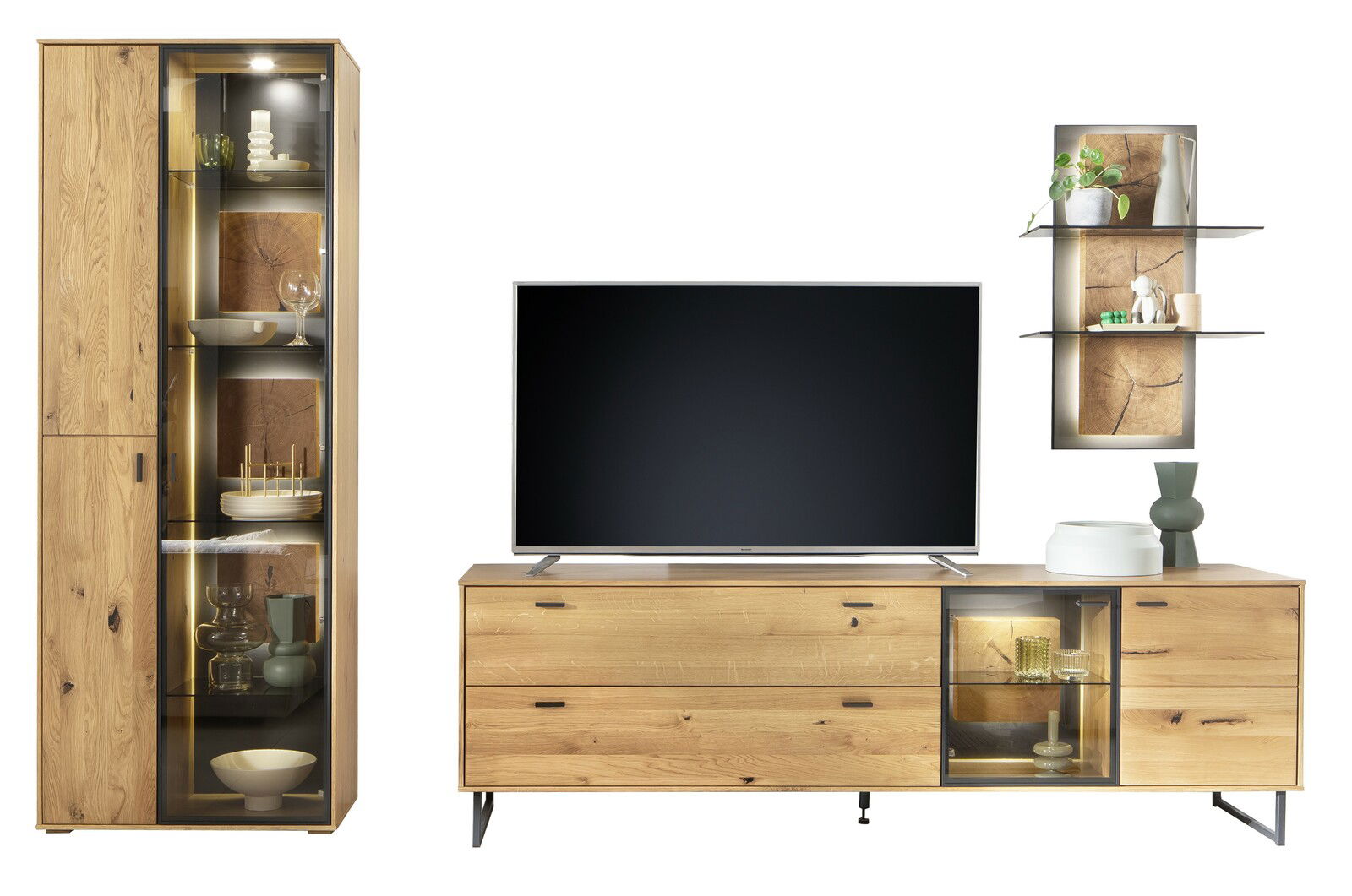 Moderne Wandkombination aus Holz mit Vitrine, TV-Schrank und Wandregal, frontal betrachtet.