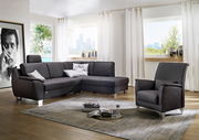 Moderner Einzelsessel in einem stilvollen Wohnzimmer, seitliche Perspektive.