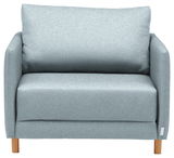 Frontale Ansicht eines hellblauen Funktionssessels mit Holzbeinen.