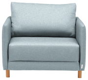 Frontale Ansicht eines hellblauen Funktionssessels mit Holzbeinen.