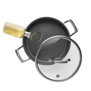 Schwarze Bratpfanne mit zwei Griffen und Glasdeckel, daneben eine Flasche Öl, Draufsicht (Top-Down) auf weißem Hintergrund.