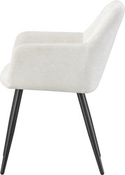 Cremeweißer, gepolsterter Polsterstuhl mit Armlehnen und schwarzen Metallbeinen, Seitenansicht von rechts auf weißem Hintergrund