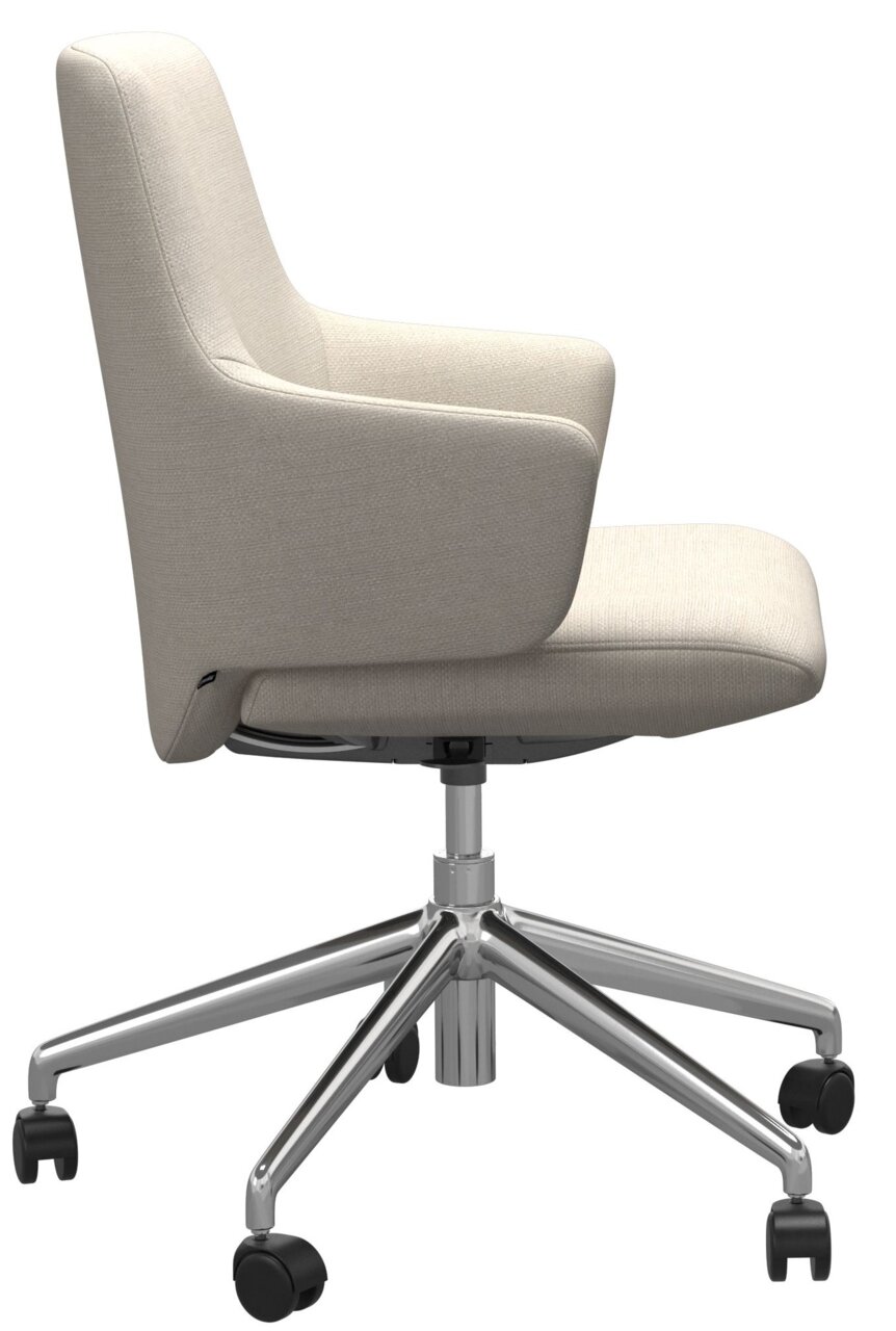 Zijaanzicht van een beige thuiskantoorstoel met een verchroomd onderstel en wieltjes.