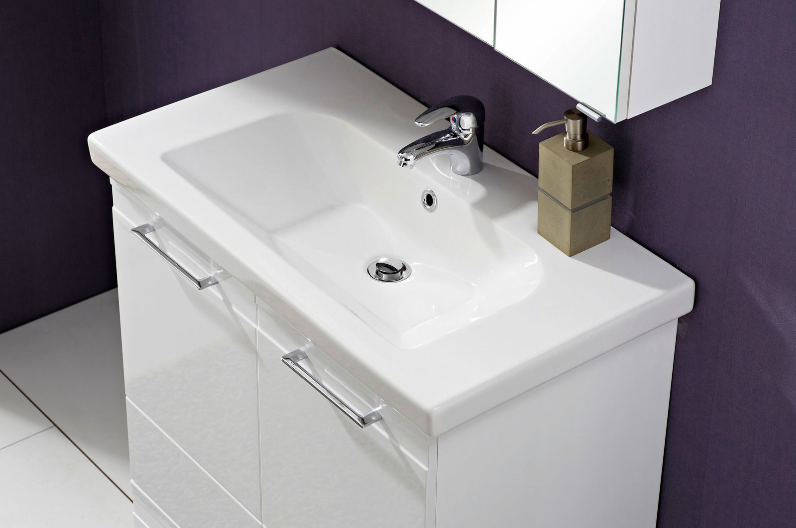 Moderner Keramikwaschtisch mit integriertem Unterschrank, seitlicher Perspektive