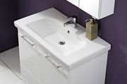 Moderner Keramikwaschtisch mit integriertem Unterschrank, seitlicher Perspektive