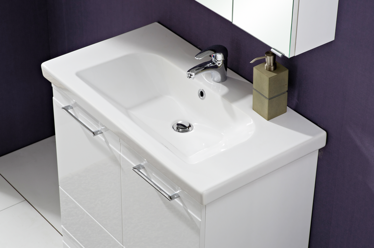 Moderner Keramikwaschtisch mit integriertem Unterschrank, seitlicher Perspektive