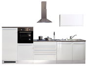 Moderne Küchenzeile in Weiß mit integriertem Backofen, Kochfeld, Dunstabzugshaube und Spüle, frontal betrachtet.