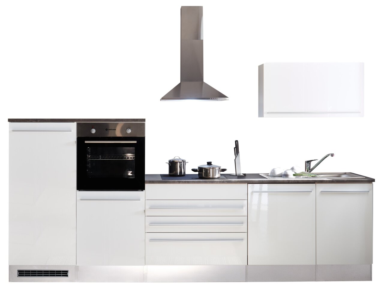 Moderne witte keukenblok met ingebouwde oven, kookplaat, afzuigkap en spoelbak, gezien vanaf de voorkant.