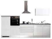 Moderne witte keukenblok met ingebouwde oven, kookplaat, afzuigkap en spoelbak, gezien vanaf de voorkant.