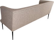 Beiges Bouclé-Polstersofa mit hoher Rückenlehne und schlanken schwarzen Metallbeinen, Ansicht schräg von vorne/seitlich vor weißem Hintergrund