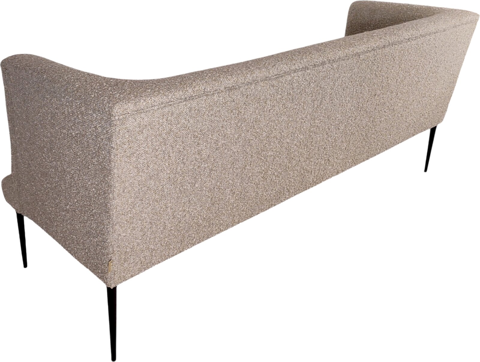 Beiges Bouclé-Polstersofa mit hoher Rückenlehne und schlanken schwarzen Metallbeinen, Ansicht schräg von vorne/seitlich vor weißem Hintergrund