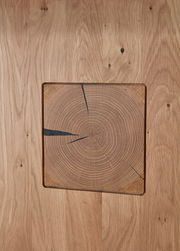 Nahaufnahme einer Holzoberfläche mit sichtbaren Jahresringen und natürlichen Rissen, quadratisches Design.