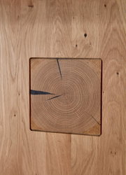 Close-up van een houten oppervlak met zichtbare jaarringen en natuurlijke scheuren, vierkant ontwerp.