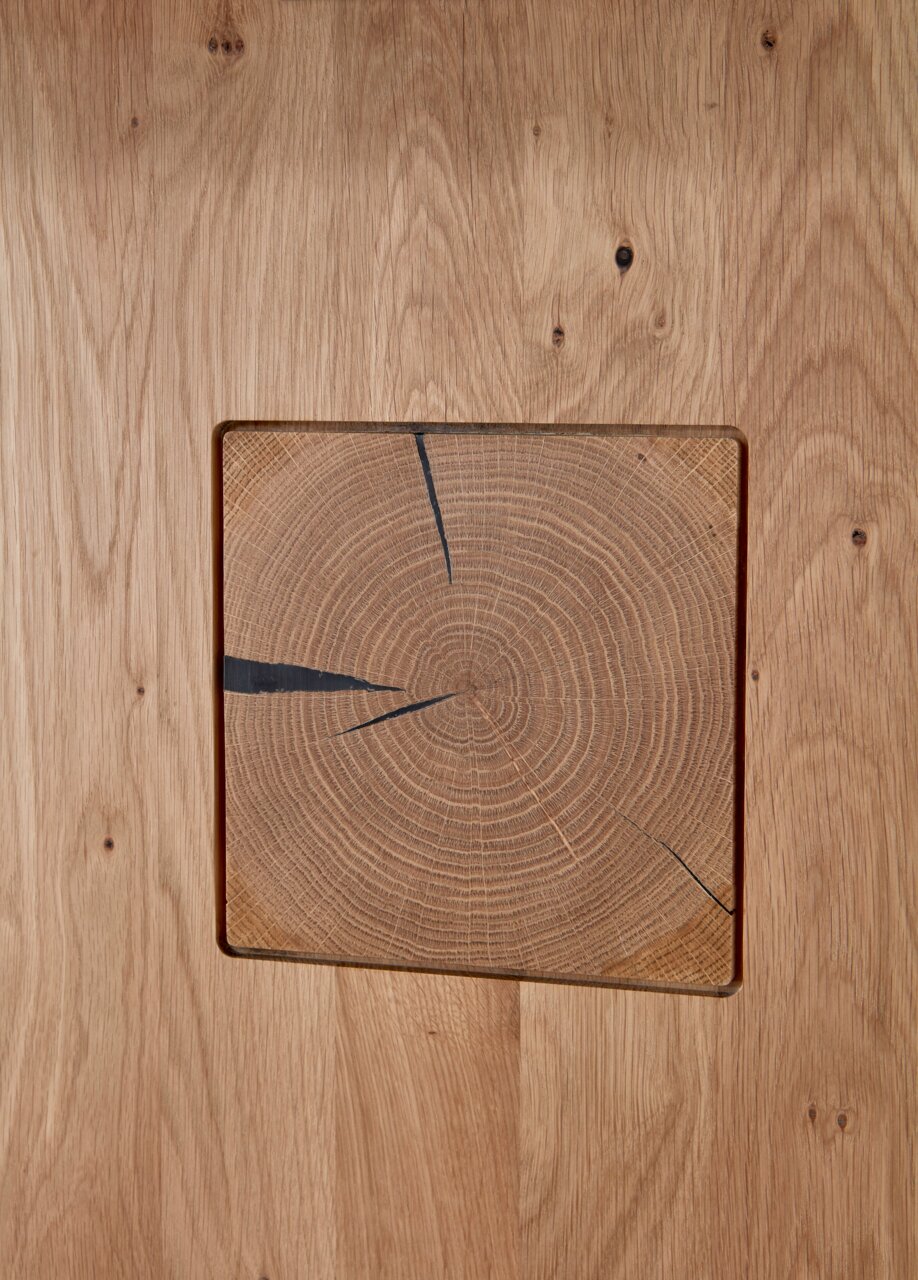 Close-up van een houten oppervlak met zichtbare jaarringen en natuurlijke scheuren, vierkant ontwerp.