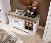 Garderoben-Set mit weißer Sitzbank, grünem Polster, Schublade und Schuhablage, von schräg oben fotografiert.