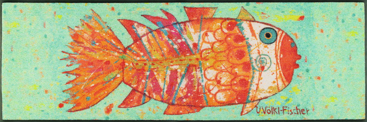 Bunte Fußmatte mit einem stilisierten, farbenfrohen Fischmotiv auf hellblauem Hintergrund, aus der Vogelperspektive betrachtet.