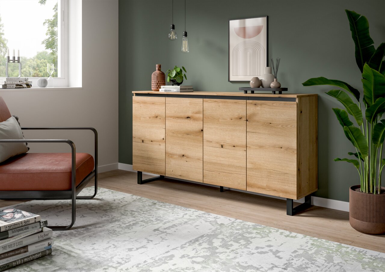Modernes Sideboard aus Holz mit vier Türen, in einem stilvoll eingerichteten Wohnzimmer, seitliche Perspektive