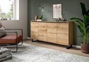 Modernes Sideboard aus Holz mit vier Türen, in einem stilvoll eingerichteten Wohnzimmer, seitliche Perspektive