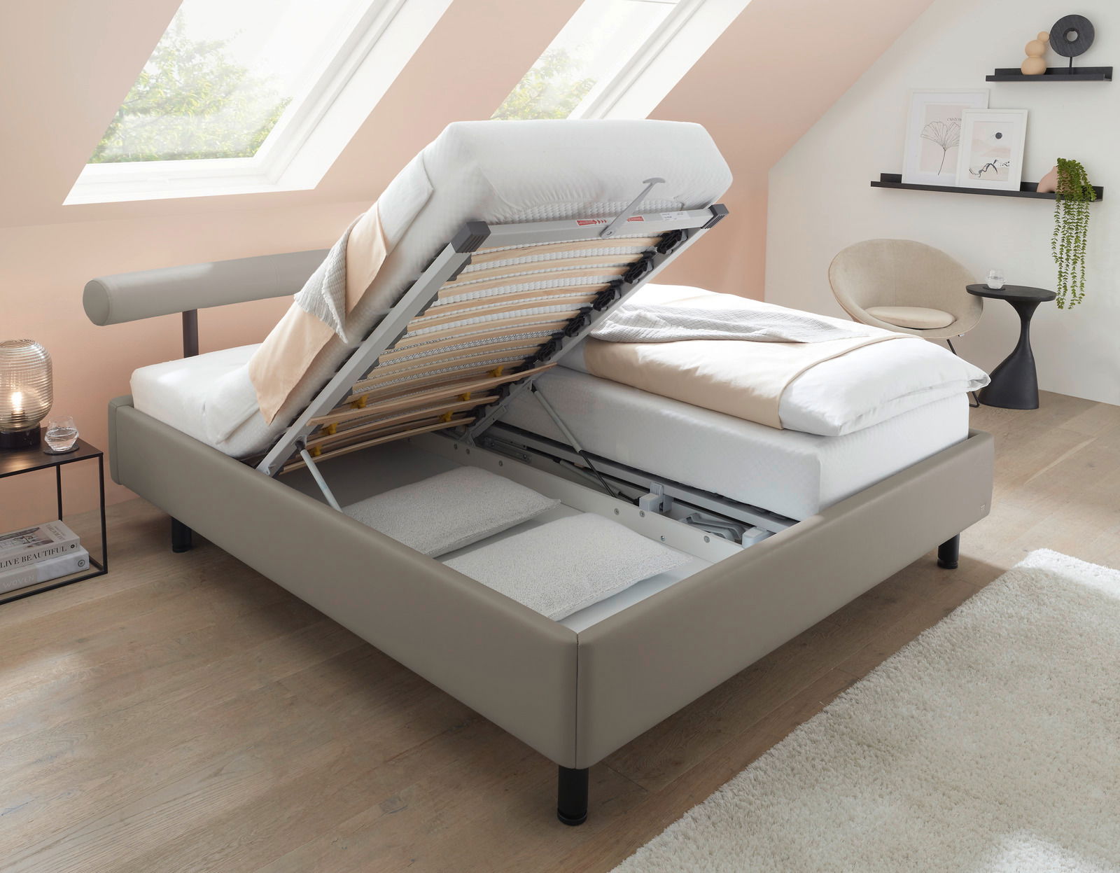 Polsterbett mit hochgeklappter Matratze und Stauraum, seitliche Perspektive