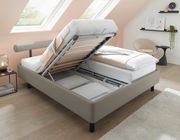 Polsterbett mit hochgeklappter Matratze und Stauraum, seitliche Perspektive