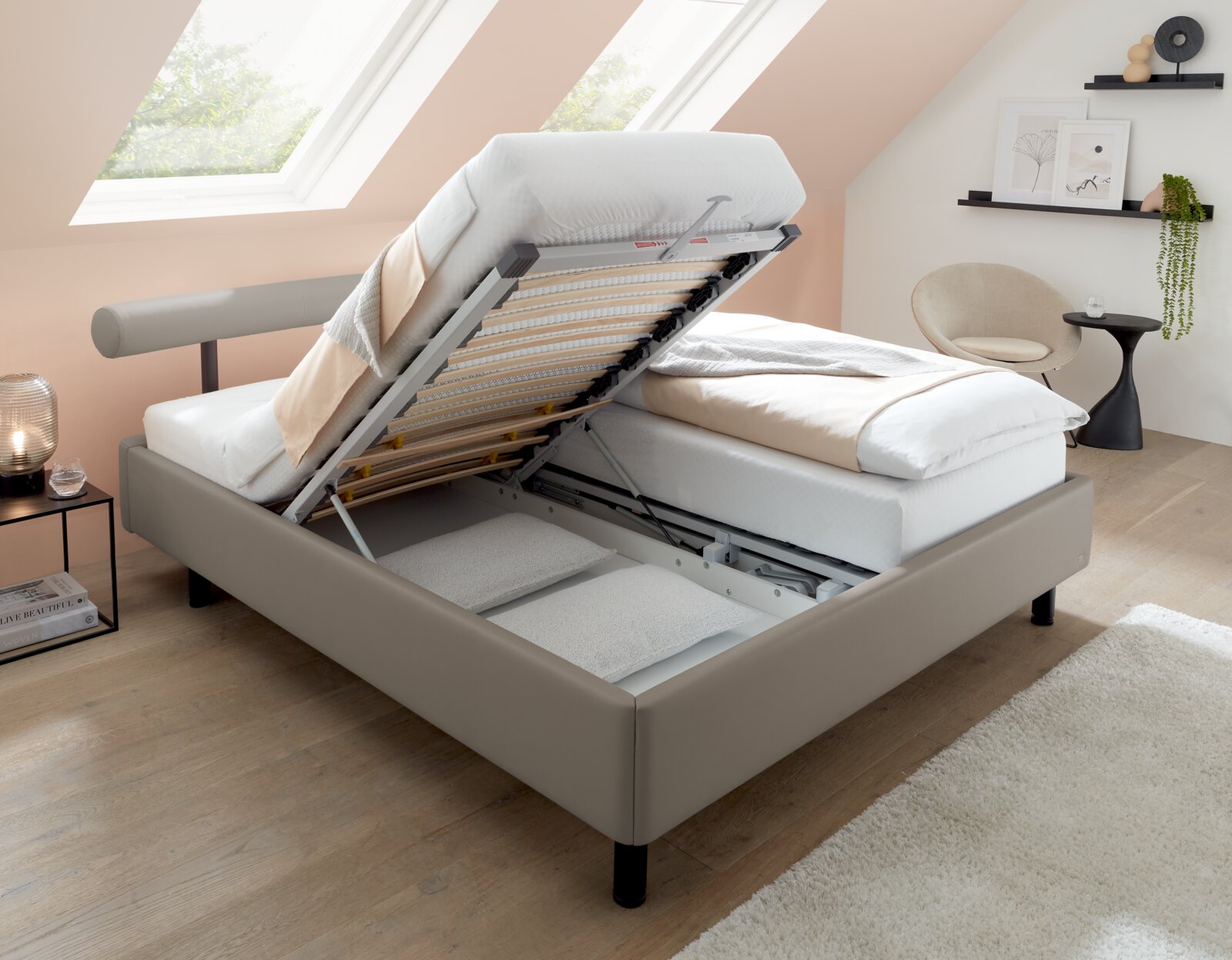 Polsterbett mit hochgeklappter Matratze und Stauraum, seitliche Perspektive