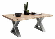 Moderner Couchtisch mit Holzplatte und X-förmigen Metallbeinen, seitliche Perspektive