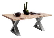 Moderne salontafel met houten blad en X-vormige metalen poten, zijaanzicht
