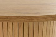 Nahaufnahme eines Esstisches aus Holz mit vertikalen Streifen, seitliche Perspektive